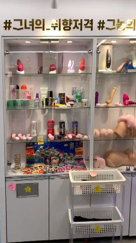 钟路成人用品店SHYMAN 玻璃展示柜(#그녀의_취향저격)，吸吮震动棒·润滑液·TENGA实物展示