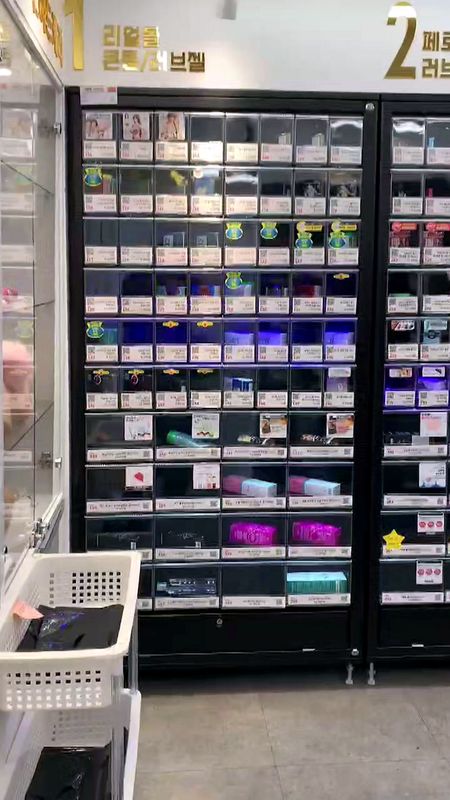 钟路成人用品店SHYMAN 1号区(实体娃娃·安全套·润滑液)和2号区自动售货机